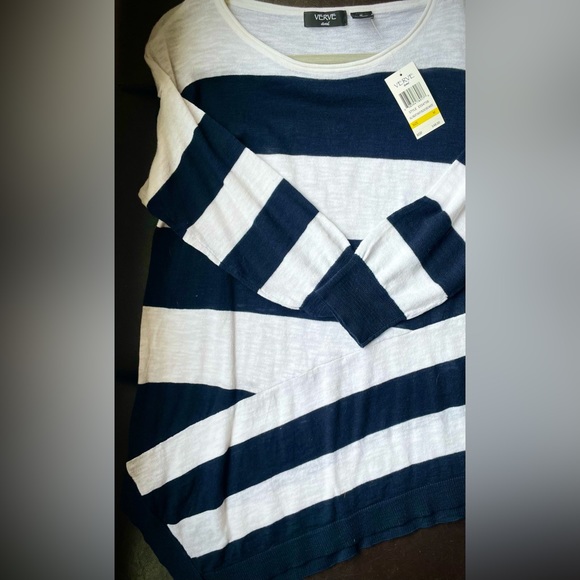 NWT! CUTE ANGLED HEM LIGHT TOP - Picture 7 of 9